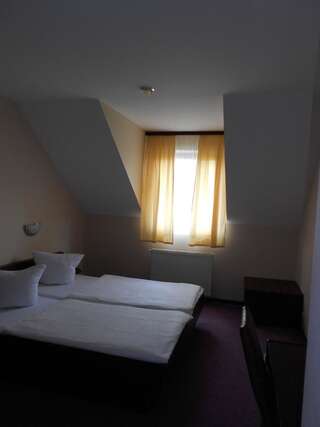 Отель Hotel Lan Орадя Двухместный номер с 1 кроватью или 2 отдельными кроватями-1