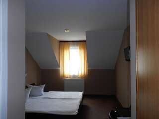 Отель Hotel Lan Орадя-1